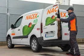 Furgoneta NACEX en una recogida